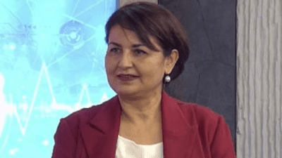 Büyükçe bir kavanoz, suyla dolu. İçinde bir balık, rahat, yüzüyor.