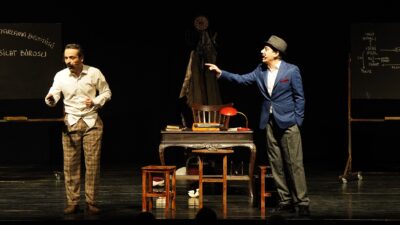 Bornova Belediyesi Şehir Tiyatrosu (BBŞT), 32 yıldır başarıyla sahnelediği oyunlarını