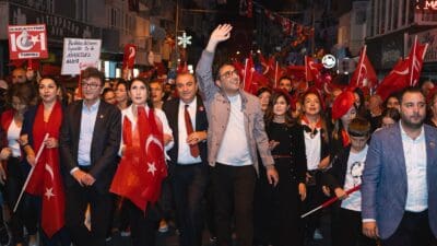 Binlerce vatandaşın katıldığı yürüyüş, dev bir kortej oluşturdu. Evlerindeki vatandaşlar