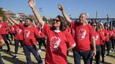 Gaziemir Belediyesi’nin düzenlediği Harmandalı Gösterisi’ne katılan 750 Gaziemirli hep birlikte