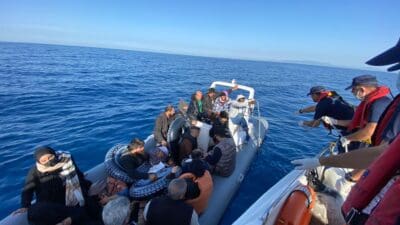 İzmir'in Urla ve Seferihisar ilçeleri açıklarında 110 düzensiz göçmen sahil