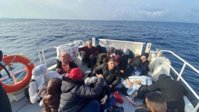 İzmir’in Çeşme ve Dikili ilçeleri açıklarında, toplamda 81 kaçak göçmen