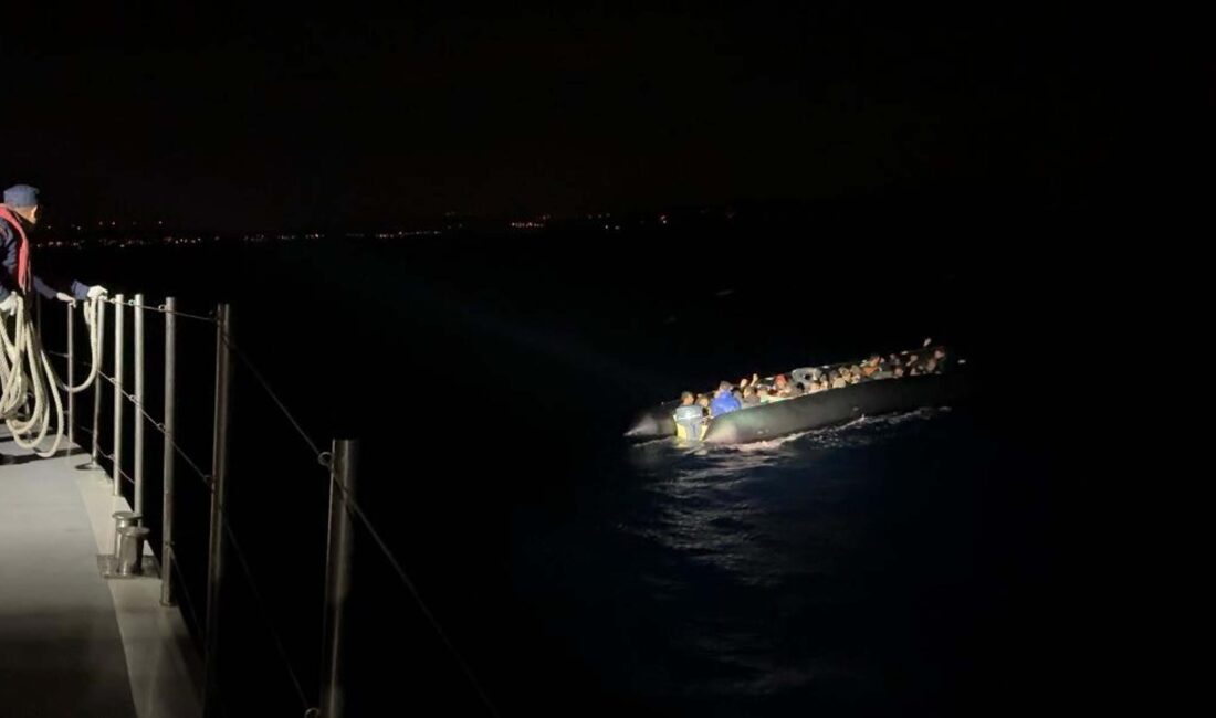 İzmir'in Çeşme ilçesi açıklarında lastik botta bulunan 32'si çocuk 54