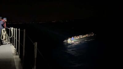 İzmir'in Çeşme ilçesi açıklarında lastik botta bulunan 32'si çocuk 54