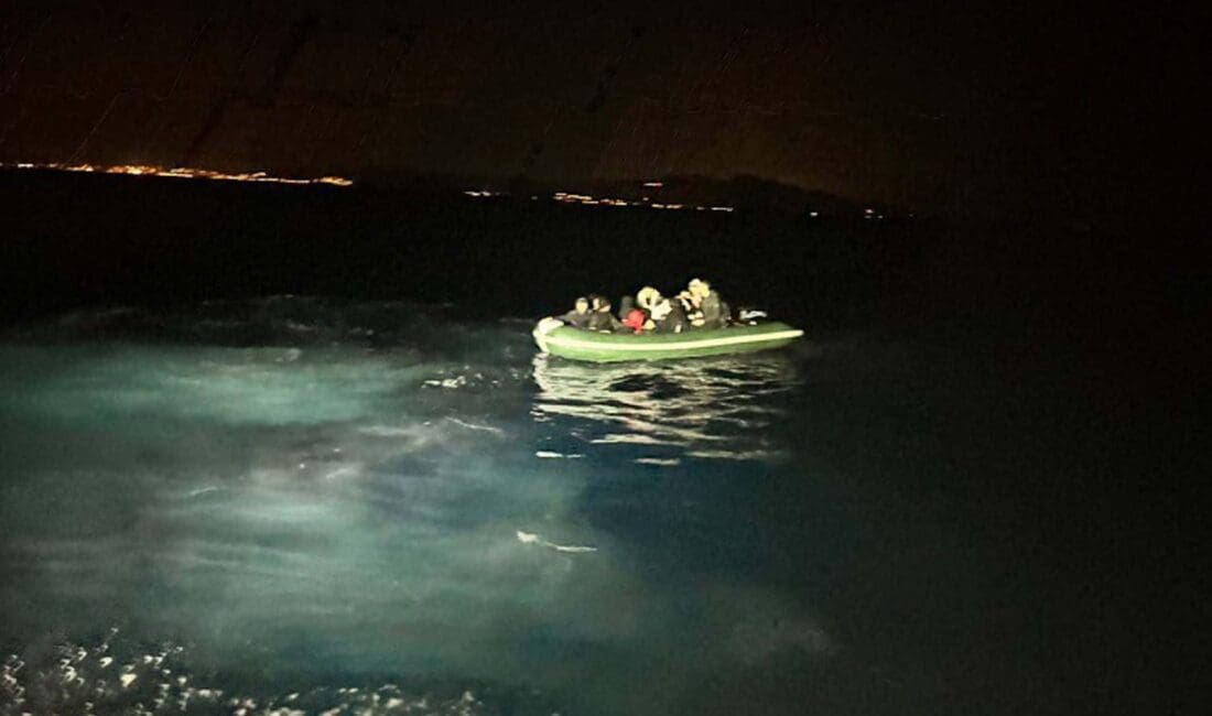 İzmir'de Sahil Güvenlik ekiplerince 16'sı çocuk 72 kaçak göçmen yakalandı, 25'i çocuk