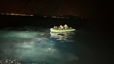 İzmir'de Sahil Güvenlik ekiplerince 16'sı çocuk 72 kaçak göçmen yakalandı, 25'i çocuk