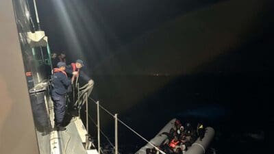 İzmir'in Karaburun ve Foça ilçesi açıklarında 2 can salı ve 1 lastik