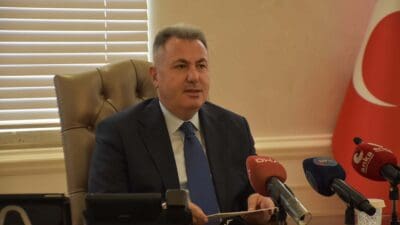 İzmir’deki İl Afet Risk Azaltma Planı (İRAP) konusunda bilgilendirme yapan