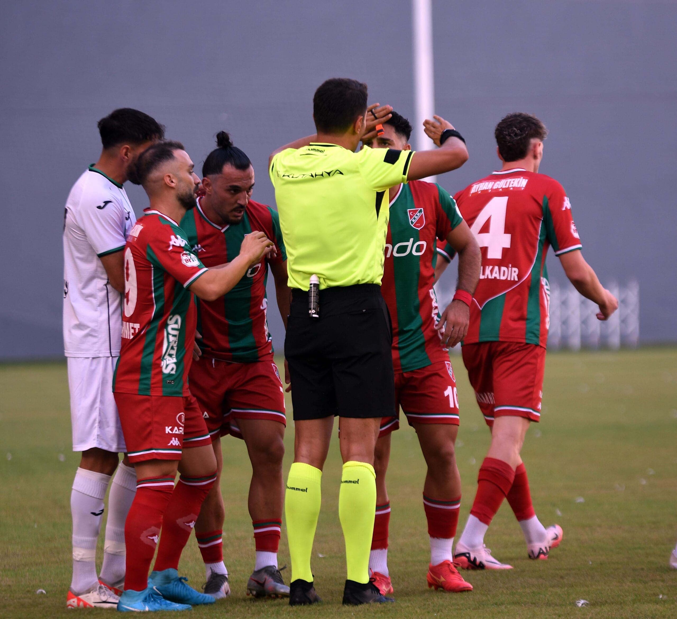 İzmir derbisinde liderlik değişti: Karşıyaka, lider Bornova 1877’yi 2 golle devirdi