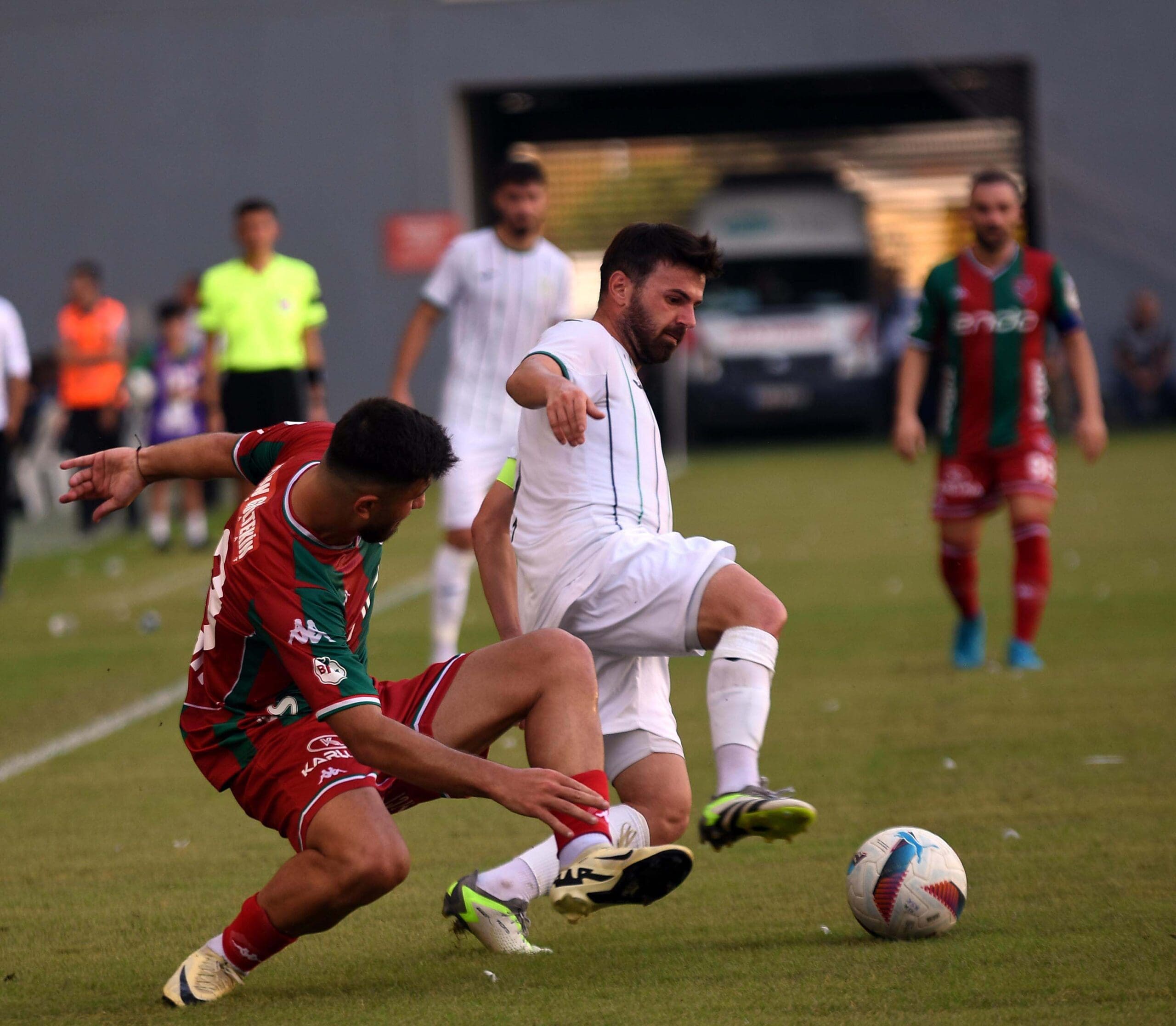 İzmir derbisinde liderlik değişti: Karşıyaka, lider Bornova 1877’yi 2 golle devirdi