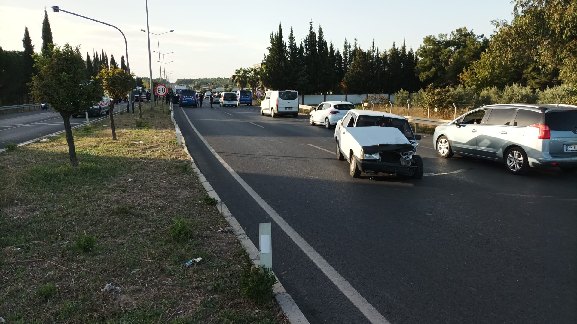 İzmir’in Torbalı ilçesinde ambulans ile kamyonetin karıştığı kazada tutanak tutmak
