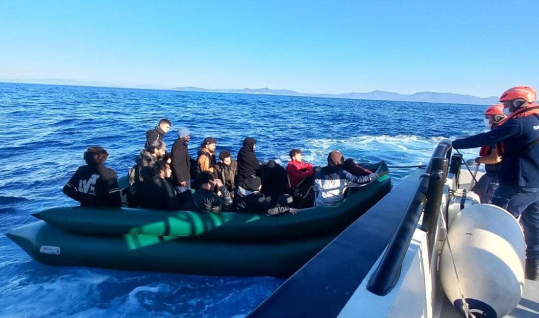 İzmir’in Seferihisar ilçesi açıklarında, lastik botla Yunan unsurlarınca geri itilen