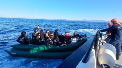 İzmir’in Seferihisar ilçesi açıklarında, lastik botla Yunan unsurlarınca geri itilen