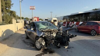 İzmir'in Kemalpaşa ilçesinde hakimiyetini kaybedip, karşıdan gelen servis minibüsüne çarpan