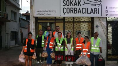 İzmir'de ihtiyaç sahiplerine sıcak çorba ulaştırmak için arkadaşı Ece Altınörs