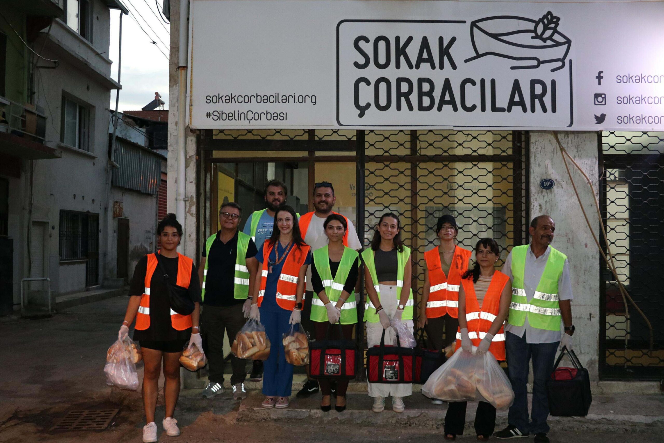 İzmir'de ihtiyaç sahiplerine sıcak çorba ulaştırmak için arkadaşı Ece Altınörs