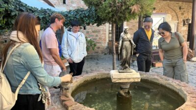 İzmir'in Selçuk ilçesinde bulunan Şirince köyü, sonbaharda da şehrin stresinden