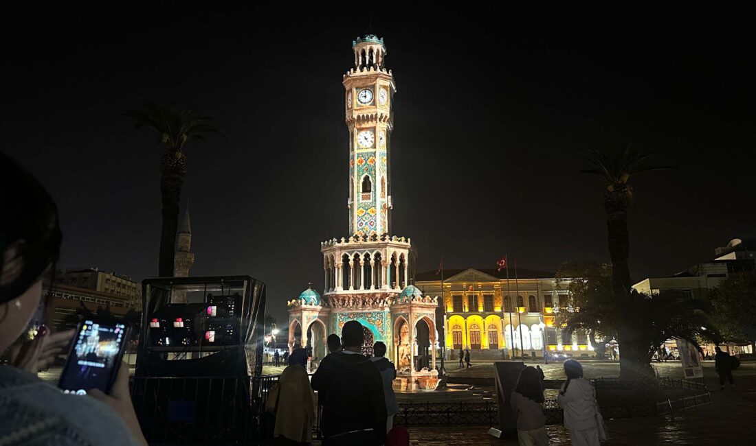 İzmir'deki tarihi Saat Kulesi'nde, İzmir Kültür Yolu Festivali kapsamında, 'Zamanın