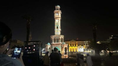 İzmir'deki tarihi Saat Kulesi'nde, İzmir Kültür Yolu Festivali kapsamında, 'Zamanın