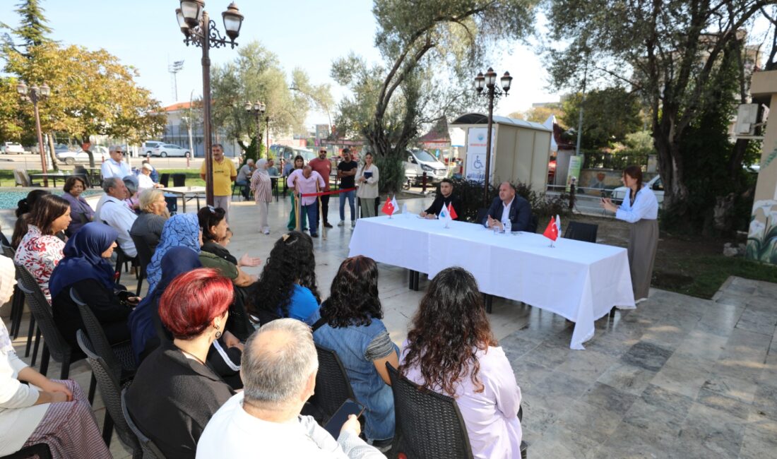 Menderes Belediye Başkanı İlkay Çiçek, halk buluşmasında vatandaşları dinledi.