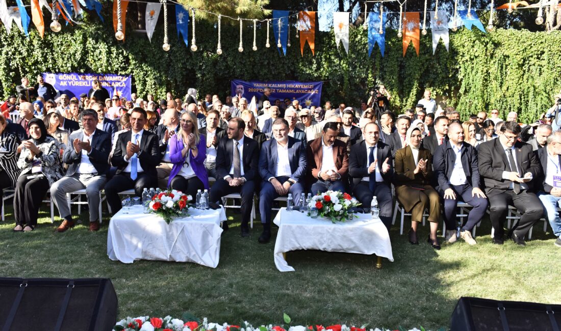 AK Parti Gaziemir İlçe Kongresinde konuşan AK Parti İzmir İl