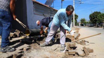 Menderes Belediyesi, Karakuyu Mahallesi’nde yağmur suyu kanalları döşeme çalışması gerçekleştirdi. 