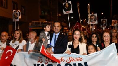 Çiğli'de Cumhuriyet Bayramı coşkusu, Cumhuriyet ve Demokrasi Parkı önünden başlayan