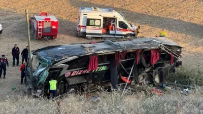 Afyonkarahisar'ın Çay ilçesinde yolcu otobüsünün devrilmesi sonucu 21 kişi yaralandı.
