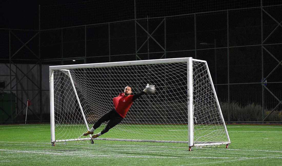 ‘Yeni ampute kaleciler İzmir’den çıksın istiyorum’ Doğuştan sağ kolu dirsek hizasından olmadan dünyaya gelen, antrenörlerinin 'Futbola