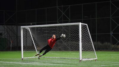 Doğuştan sağ kolu dirsek hizasından olmadan dünyaya gelen, antrenörlerinin 'Futbola