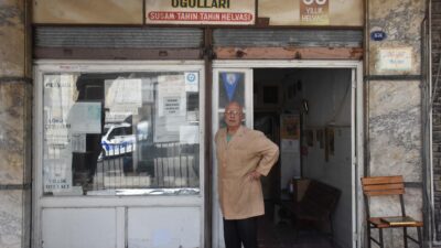 İzmir'in tarihi semti Basmane'de bulunan 96 yıllık dükkanlarında dede mesleği