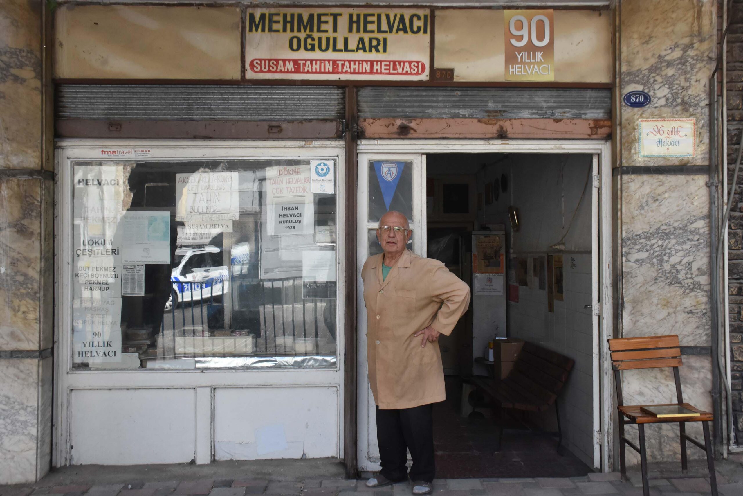 İzmir'in tarihi semti Basmane'de bulunan 96 yıllık dükkanlarında dede mesleği