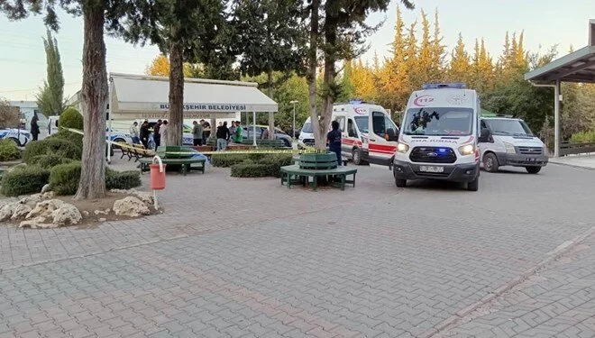 Adana'nın Sarıçam ilçesinde, bir yakınlarının kabrini ziyaret eden anne ve
