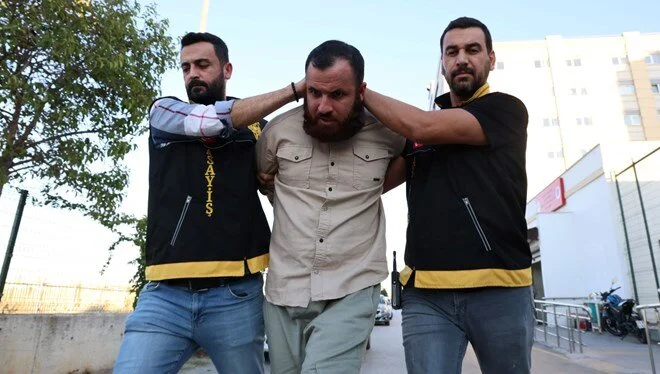 Adana'da uykudaki annesi, babası ve anneannesini tabancayla başından vurarak öldüren
