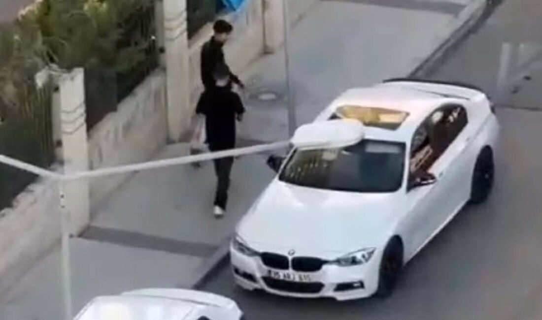 İzmir'in Karşıyaka ilçesindeki bir alışveriş merkezinde güvenlik görevlisi, iki genç