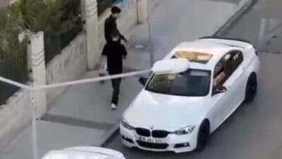 İzmir'in Karşıyaka ilçesindeki bir alışveriş merkezinde güvenlik görevlisi, iki genç