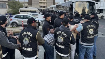 Haklarında Interpol'ün kırmızı bülteniyle arama kararı bulunan ve elebaşılığını yurt