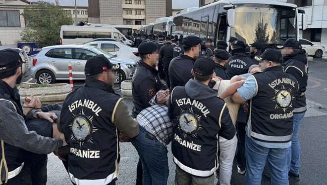 Haklarında Interpol'ün kırmızı bülteniyle arama kararı bulunan ve elebaşılığını yurt