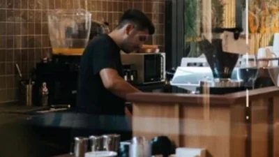 Antalya'da bir kafede barista olarak çalışan Ahmet Faruk Akgün'ün kullandığı