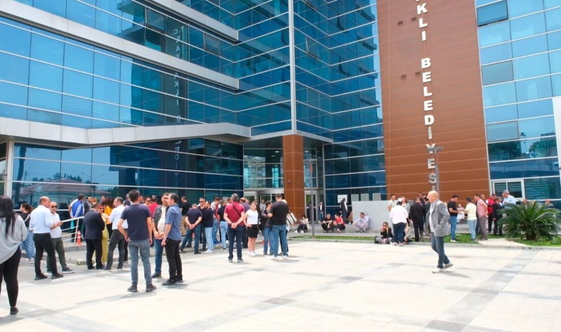 Bayraklı Belediyesi'nde DİSK’e bağlı Genel-İş 6 Nolu Şube üyesi işçiler,