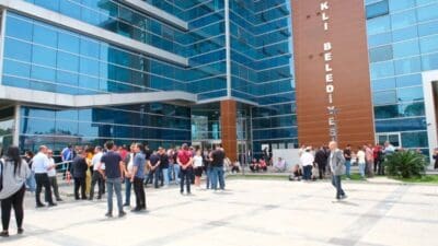 Bayraklı Belediyesi'nde DİSK’e bağlı Genel-İş 6 Nolu Şube üyesi işçiler,