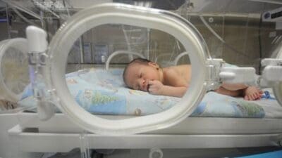 İstanbul'da, 112 Acil Çağrı Merkezi çalışanlarıyla iş birliği yaparak bebek