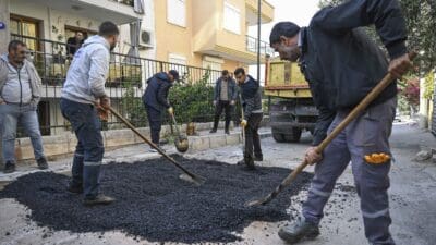 Bornova Belediyesi, ilçedeki yol sorunlarını çözmek amacıyla 5 mahallede eş