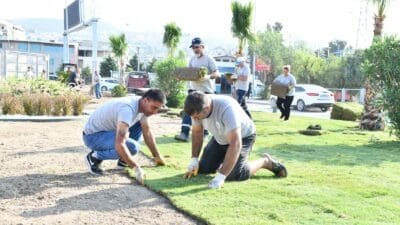 Çiğli Belediyesi ekipleri ilçenin çehresini değiştirecek yeşillendirme çalışmalarına ara vermeden