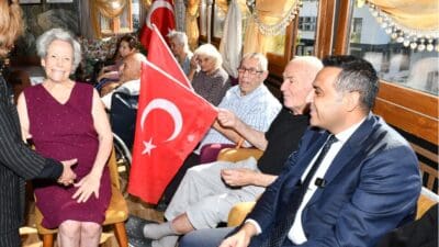 Çiğli Belediye Başkanı Onur Emrah Yıldız, 1 Ekim Dünya Yaşlılar
