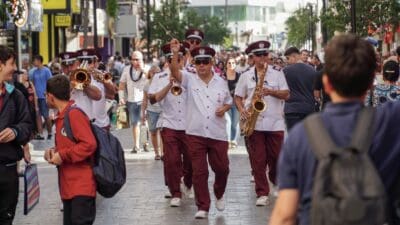 Karşıyaka Belediye Bandosu tarafından, Başkan Yıldız Ünsal’ın talimatıyla başlatılan mini