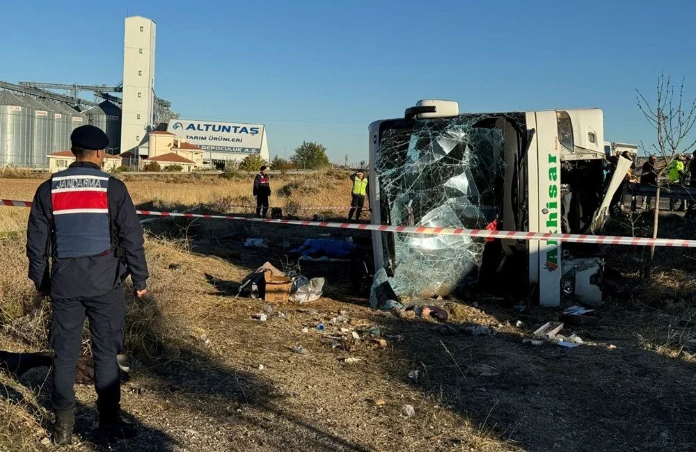 Aksaray'da yolcu otobüsünün devrilmesi sonucu ilk belirlemelere göre 7 kişi