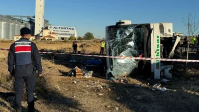 Aksaray'da yolcu otobüsünün devrilmesi sonucu ilk belirlemelere göre 7 kişi