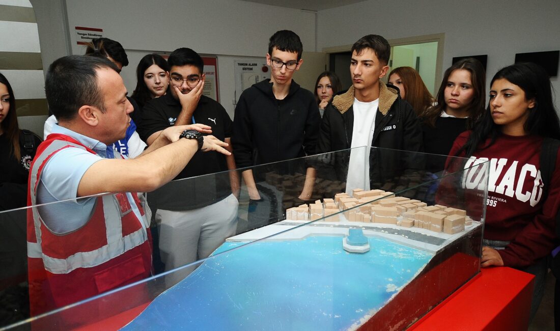 Karşıyaka Belediyesi, afet bilincini artırmak amacıyla okullara yönelik farkındalık eğitimlerine