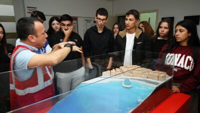 Karşıyaka Belediyesi, afet bilincini artırmak amacıyla okullara yönelik farkındalık eğitimlerine